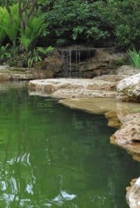 Die Travertinblöcke ermöglichen maximale Freiheit in der Gestaltung der Uferzone vom Schwimmteich. Mittels eines Höhensprungs lässt sich beispielsweise ein Wasserlauf integrieren.