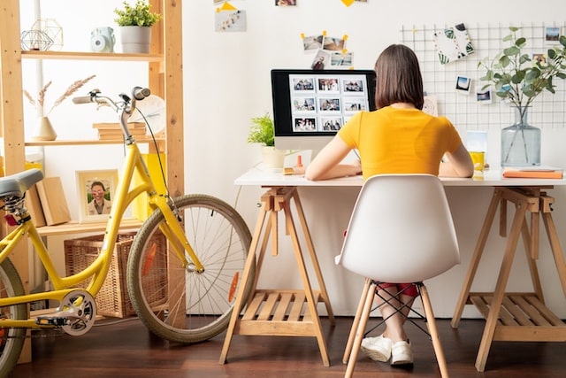 Das Arbeiten im Homeoffice hat, seit der Corona-Pandemie, an beliebtheit gewonnen.