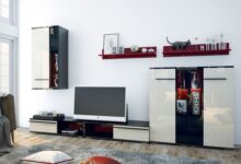 Wohnzimmer mit Retroobjekten wie Plattenspieler.