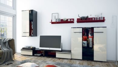 Wohnzimmer mit Retroobjekten wie Plattenspieler.